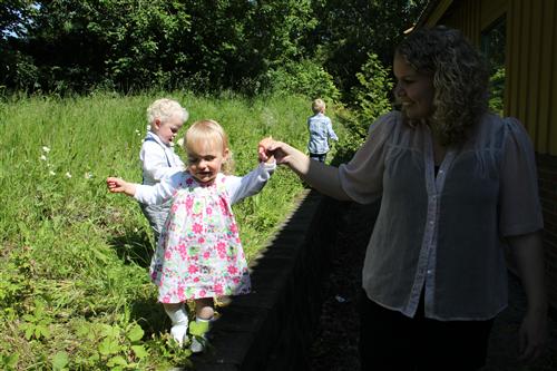 20110618_142452 Gå på muren med tante Reidun er kjempekjekt!