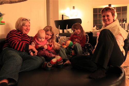 Samlet i en rund, kul sofa